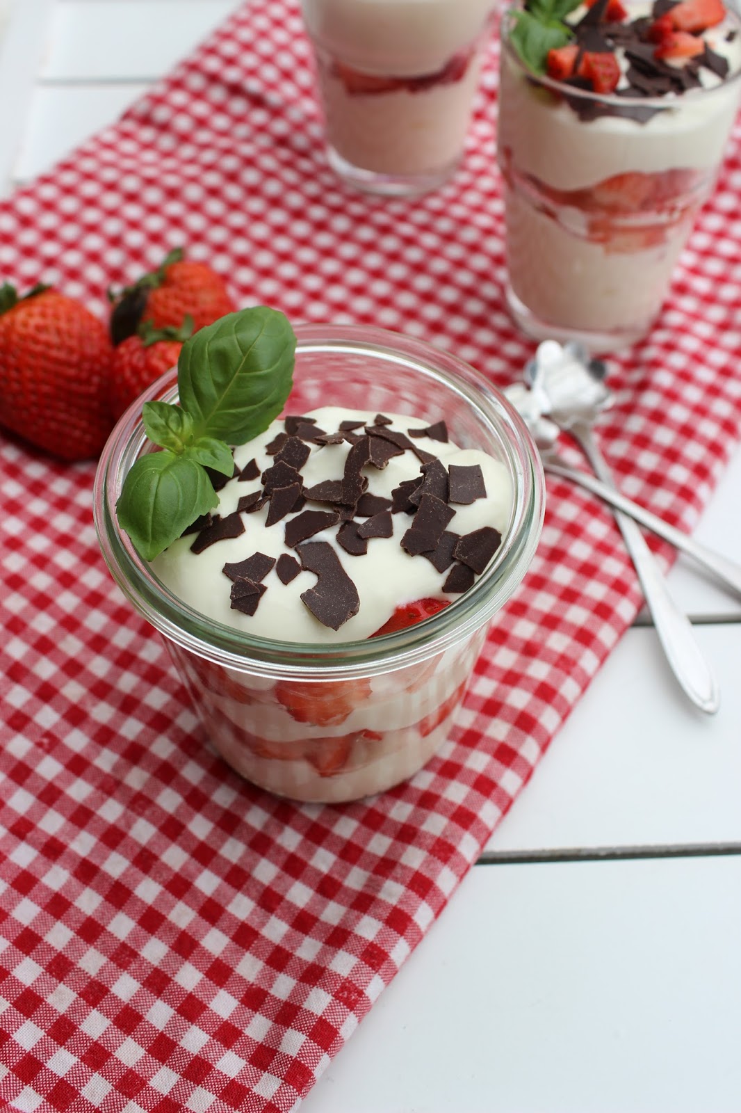 Schnelles Schichtdessert mit Erdbeeren