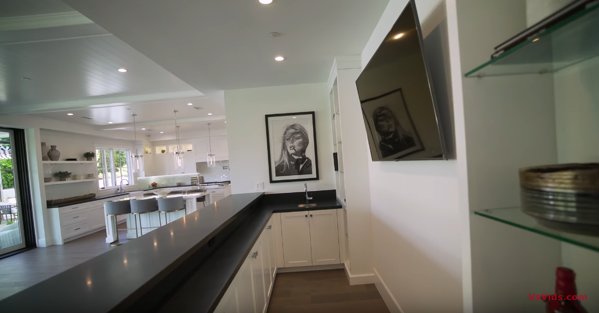 31 Photos vs. Touring a $7,495,000 ENCINO Mansion with 300 Ft Private Driveway! - Luxury Home Tour 31 Photos vs. Touring a $7,495,000 ENCINO Mansion with 300 Ft Private Driveway! - Luxury Home Tour