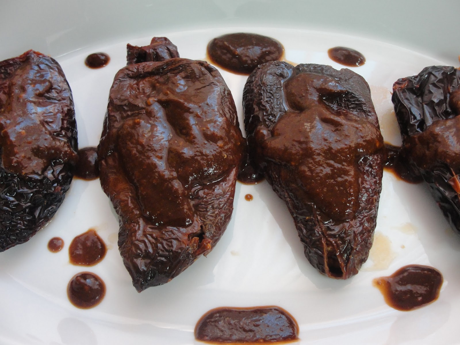 DISFRUTA COCINAR CHILE ANCHO EN SALSA DE CHILE PASILLA AL TAMARINDO