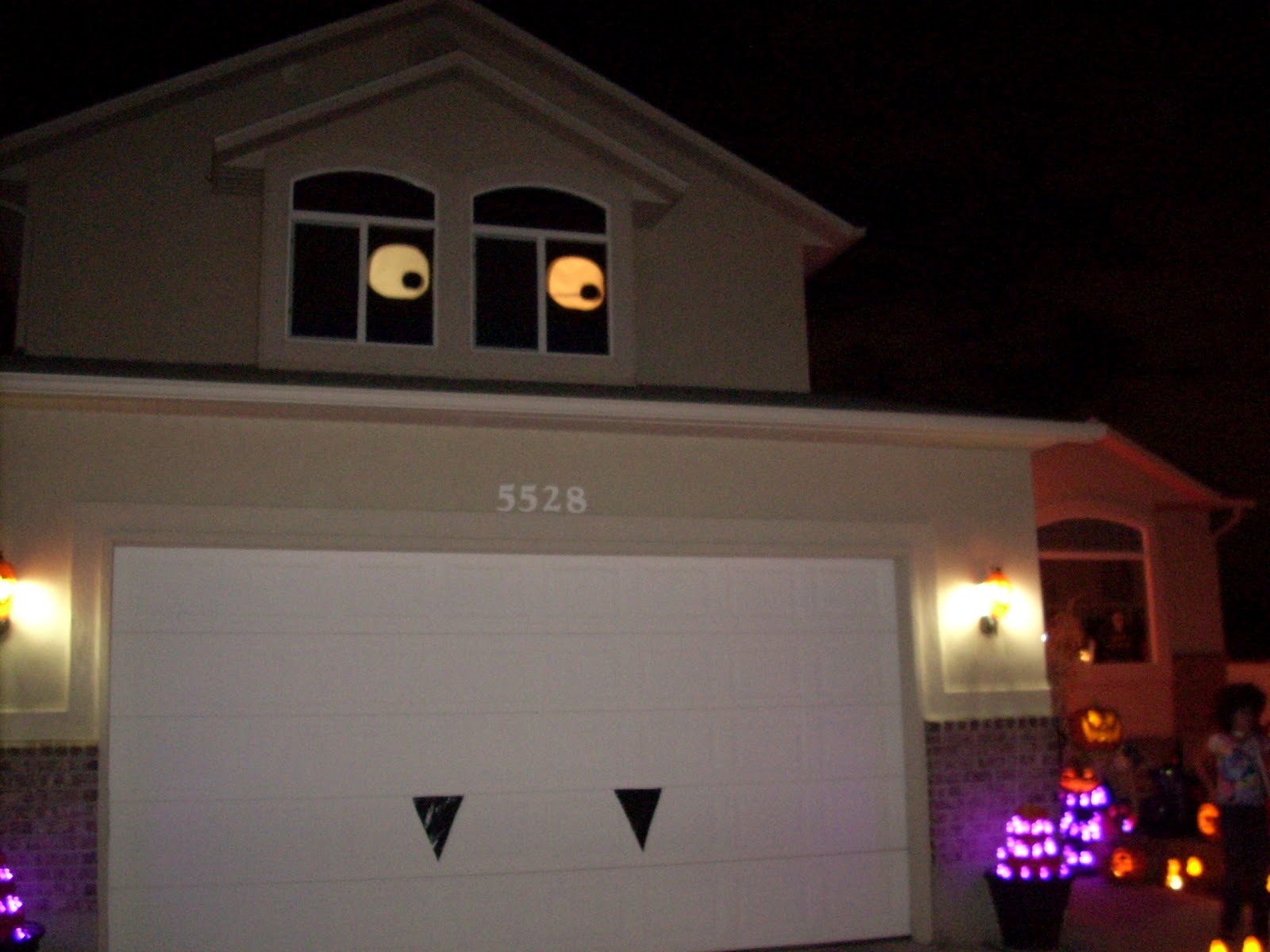 The Fully Fed Recipes DIY Halloween window eyes