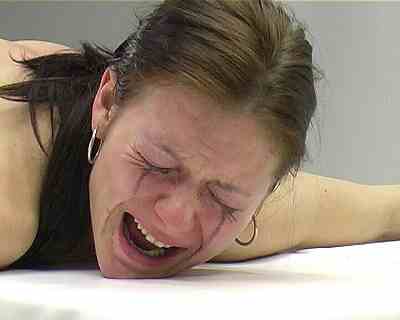 девушка кричит. девушка в слезах. женщина плюет. горе эмоция. жертва домашнего насилия.