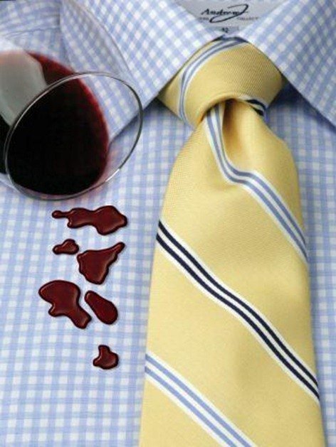 Los mejores métodos para quitar las manchas de vino de la ropa