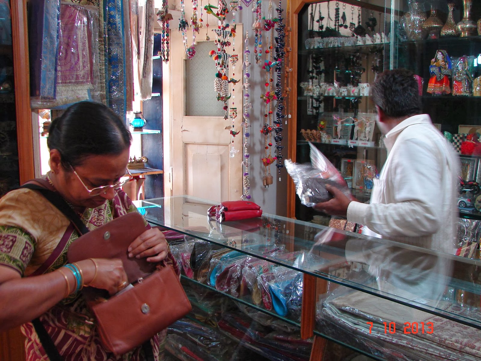 Raghu's column! A glimpse of souvenir shopping in Hyderabad.