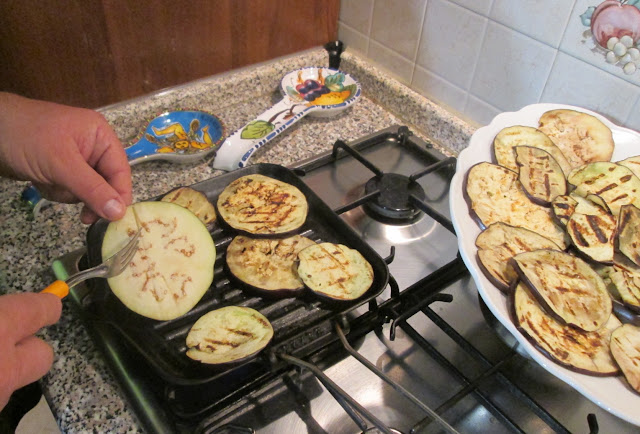 preparando berinjelas grelhadas