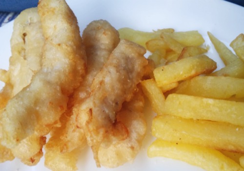 Pescado rebozado con patatas fritas. Típica comida inglesa