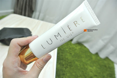 Stepheny Siew obtained and hold in her and the Lumiere de Vie® Volcanic Exfoliating Mask US brand product from tw.shop.com
