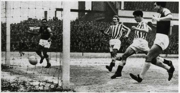 Denis Law și Less Massie