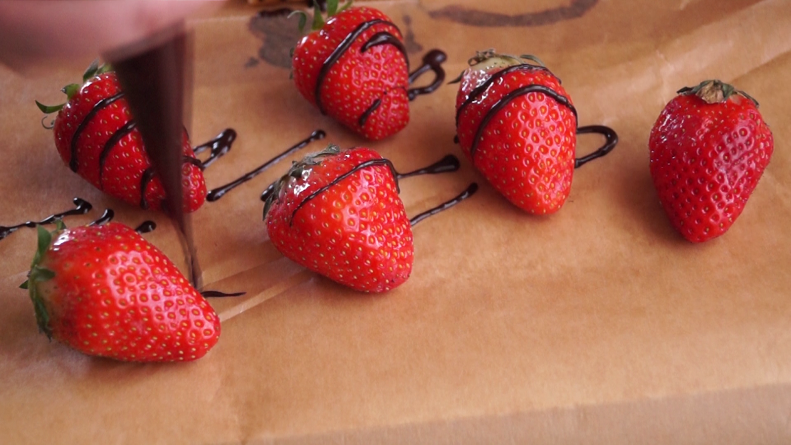 Erdbeer-Vanillejoghurt-Torte mit Amicelli-Rand Erdbeer-Vanillejoghurt-Torte mit Amicelli-Rand