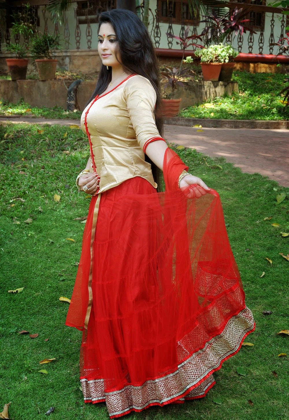 aiswarya lakshmi navel aiswarya lakshmi navel