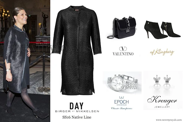 Crown Princess wore a new DAY Birger et Mikkelsen dress. The Princess carried a Valentino Chain Shoulder bag which we have seen frequently on her in the recent days and wore an Af Klingberg Rakel Suede boot. The Princess completed her outfit with a pearl earring by Kreuger Jewellery and a white watch by Epoch Scandinavian