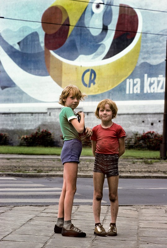 50 Astonishing Color Photographs Captured the Communist Regime in