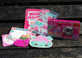 Num Noms Series 4 and Num Noms Lights Series 2.1 - Review Magazine free gifts