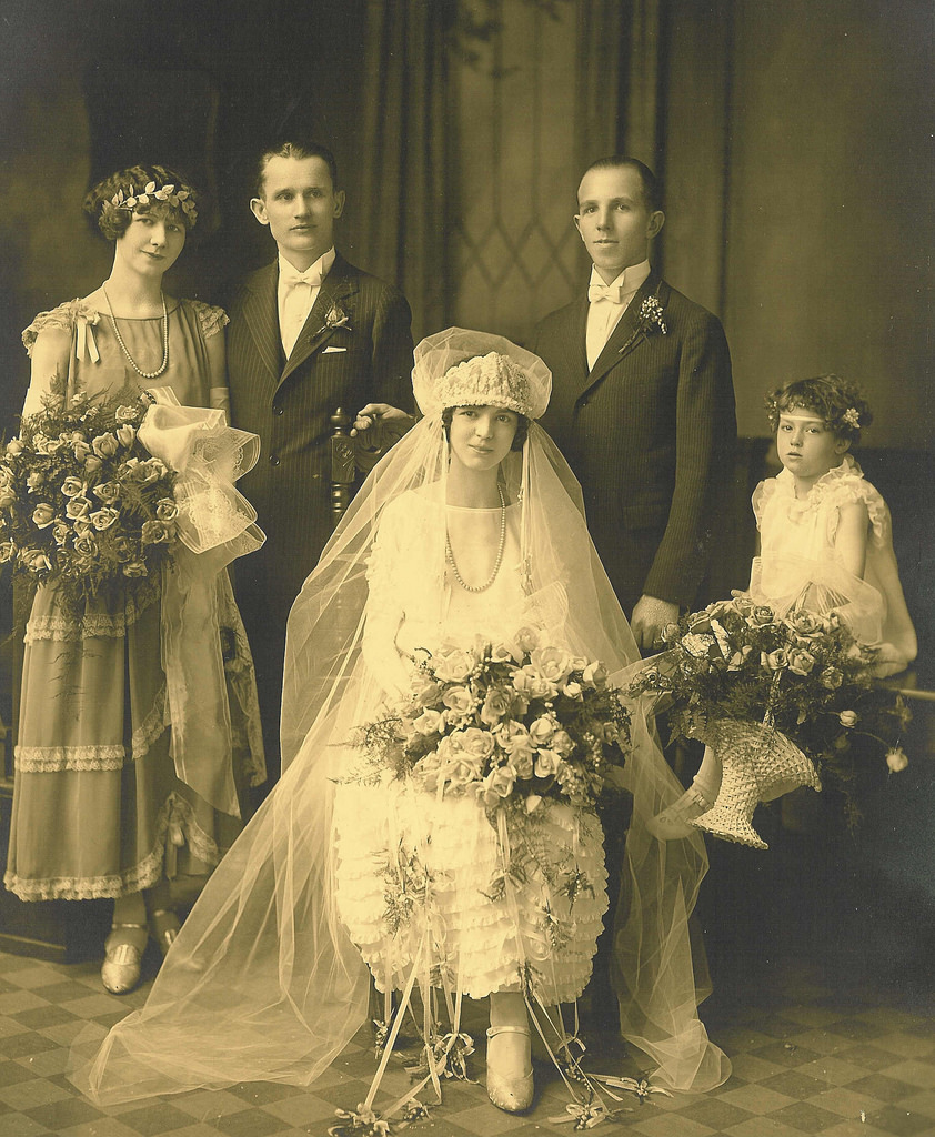 50 Fascinating Vintage Wedding Photos From the Roaring 20s Vintage