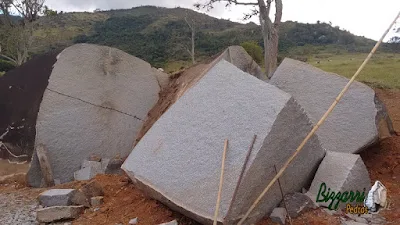 Pedra de granito bruta sendo cortada para fabricação de pedras folhetas e pedras paralelepípedos.