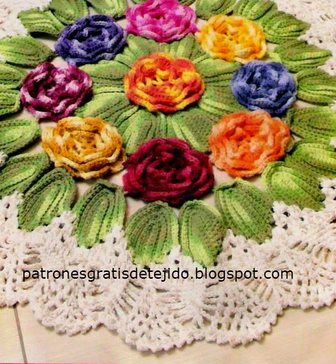 Carpeta con flores y hojas borde blanco al crochet