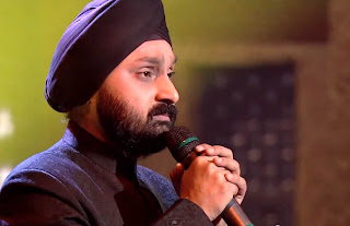 Jaswinder Singh performing Bahut Yaad Aate Ho Tum