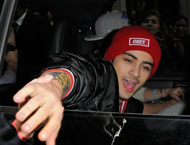 Him here. Zayn with cap. Зейн Малик за рулем в очках и кепке. Zayn Malik funny.