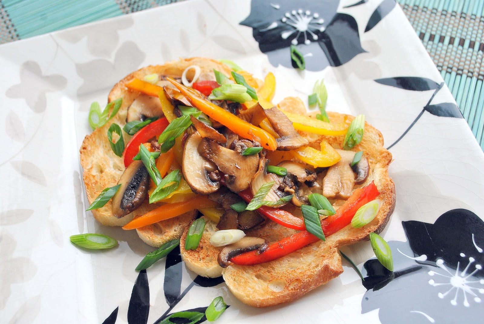 Toast with Sautéed Mushrooms & Bell Peppers (Torrada com Cogumelos