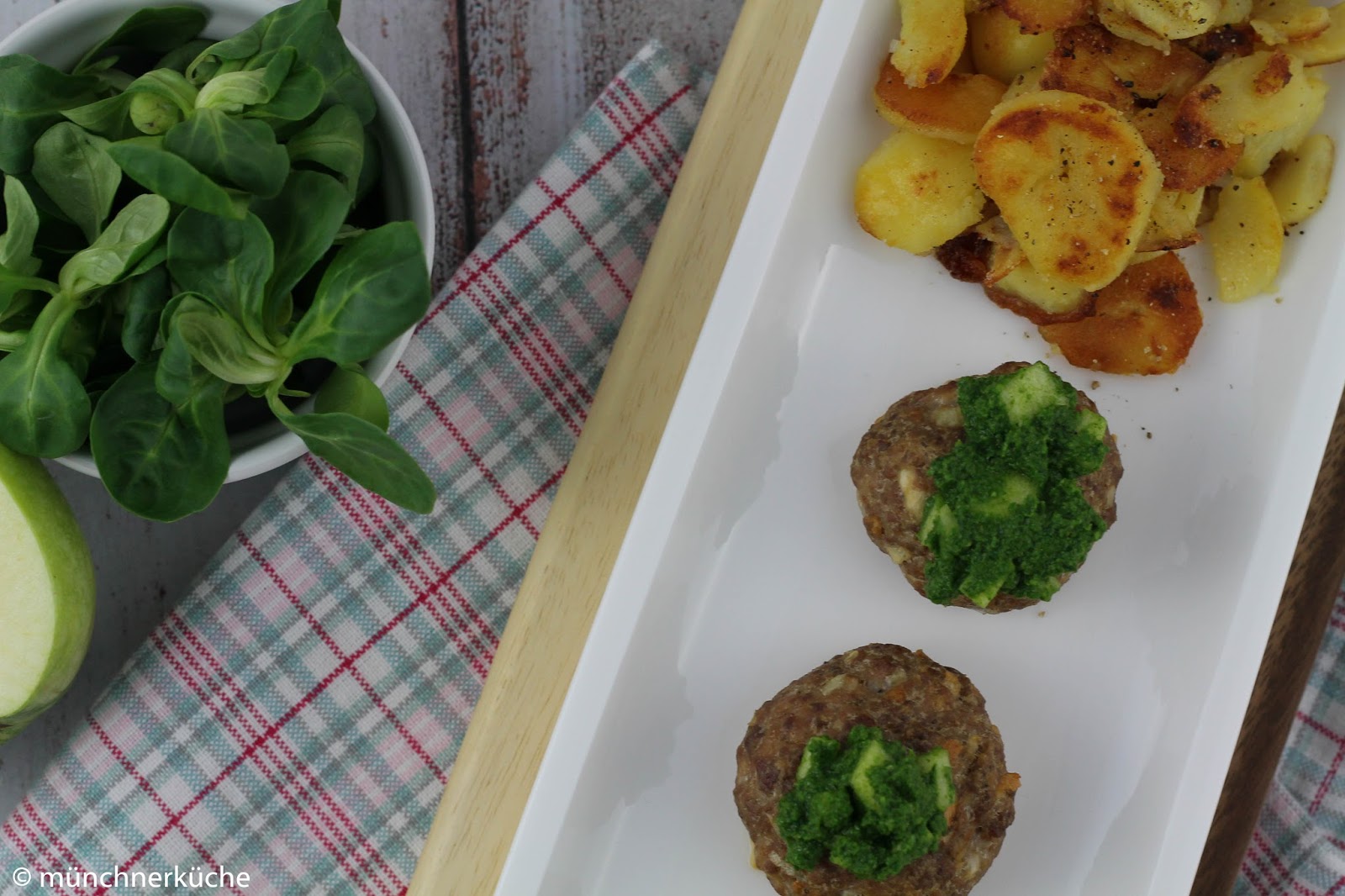 münchnerküche: Ofen-Frikadellen mit Bratkartoffeln und Feldsalat-Apfel ...