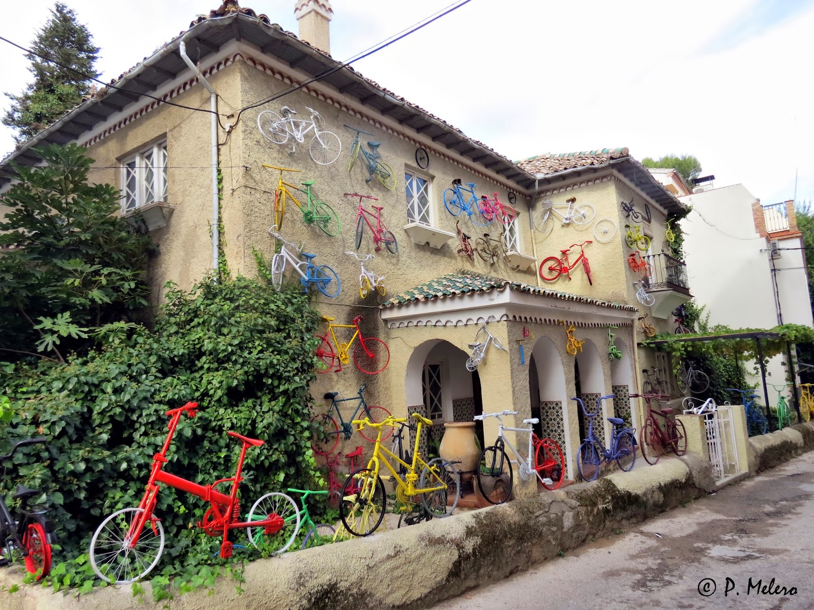 Entrada Marco de referencia Relativo Artcazorla Pedro Melero: Fachada de casa decorada con bicicletas. Cazorla.