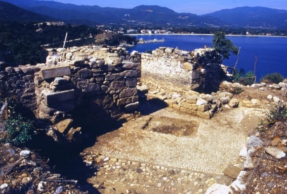 Greek archaeologists announce the discovery of Aristotle's tomb