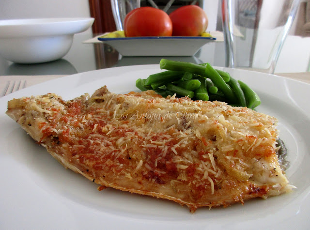 Lubina al horno con cubierta de cebolla, pan rallado y queso parmesano