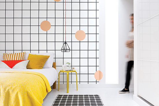 parede colorida, parede geométrica, tintas coral, colour futures, moveis coloridos, quarto de casal