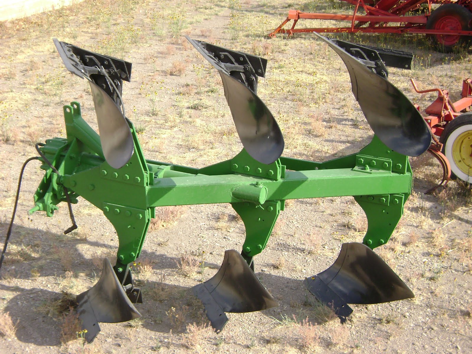 MAQUINARIA AGRICOLA INDUSTRIAL Arado Reversible John Deere de 3 Rejas 2,400 Dlls.