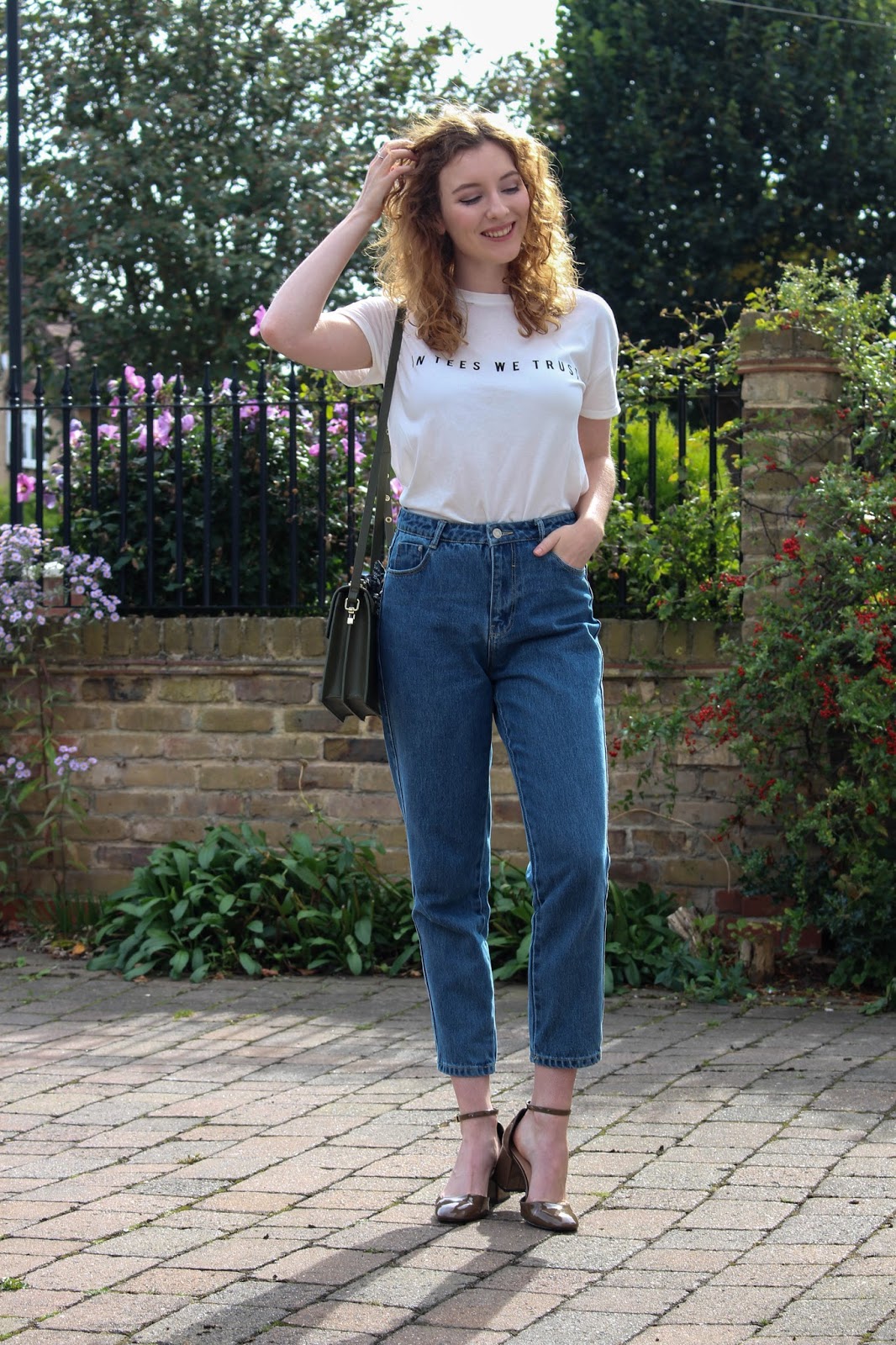 The white tee & mom jeans outfit | THE TWINS' WARDROBE