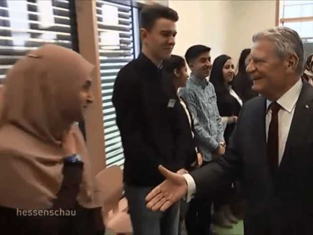 Musulmonė studentė nesiteikė paspausti jai ištiestą Vokietijos Prezidento Gauko ranką!