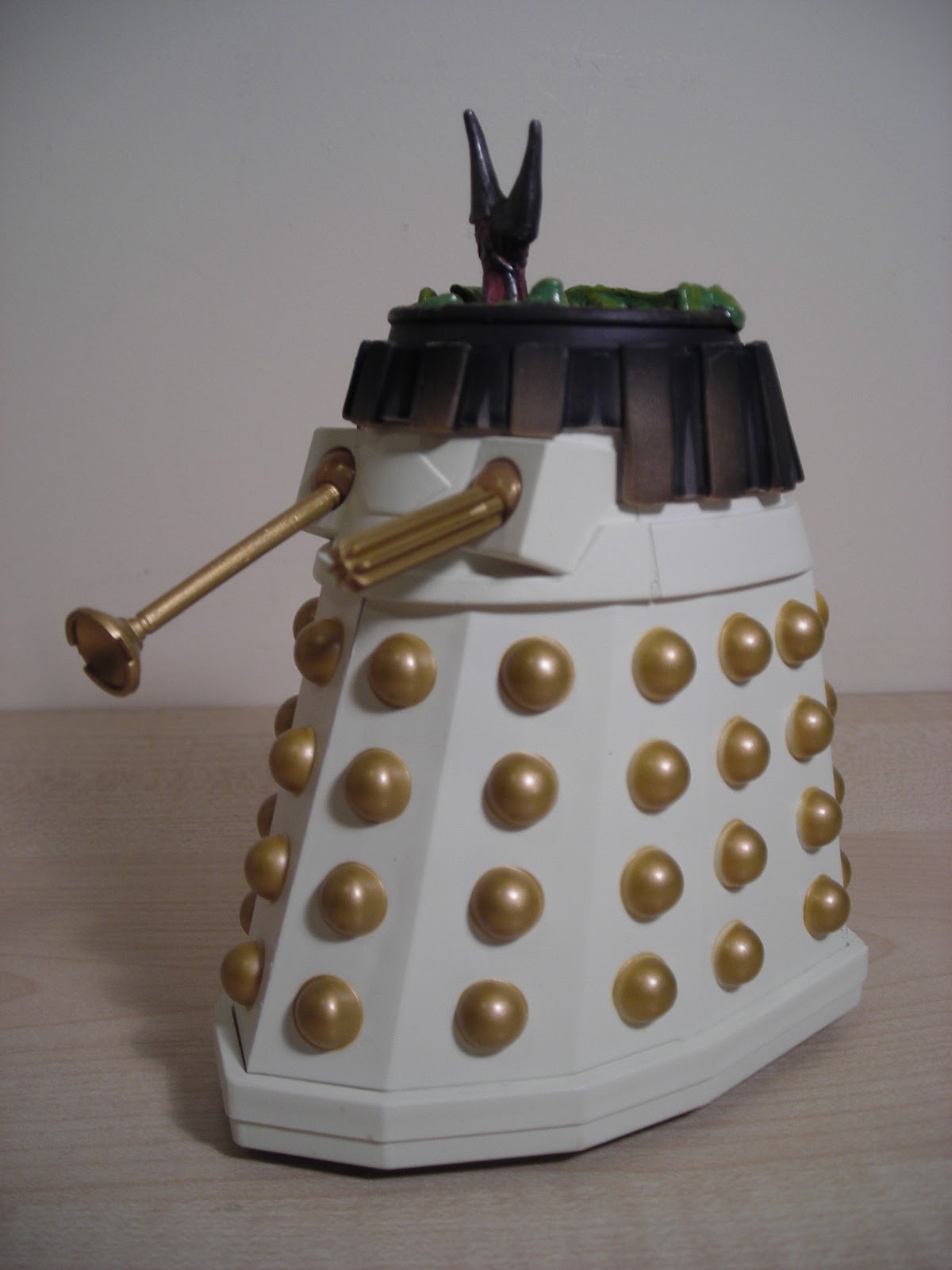 My Shiny Toy Robots: Toybox REVIEW: Doctor Who Classics Emperor Dalek