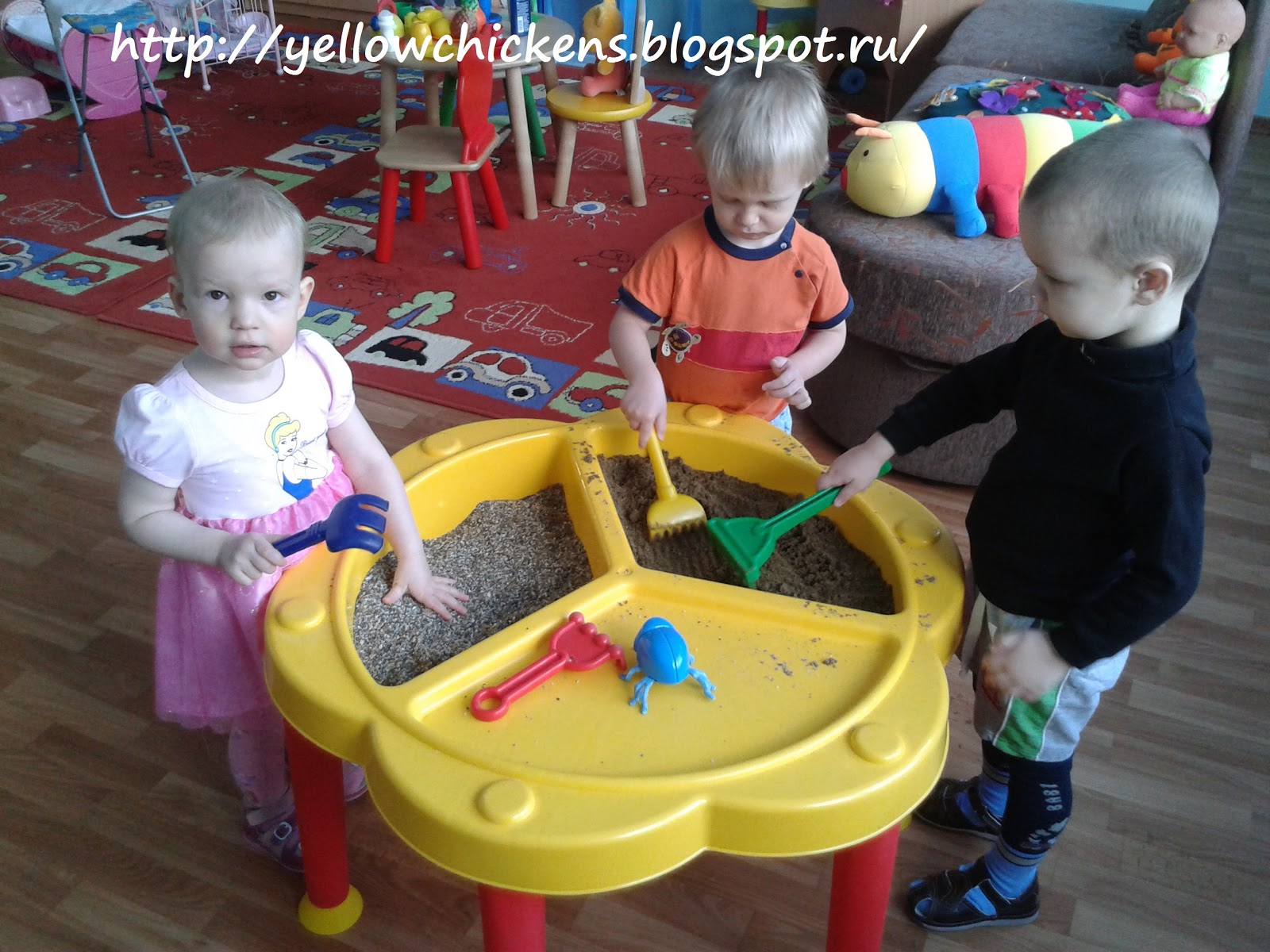 Ни минуты покоя: Игры с песком в детском саду с детьми раннего возраста