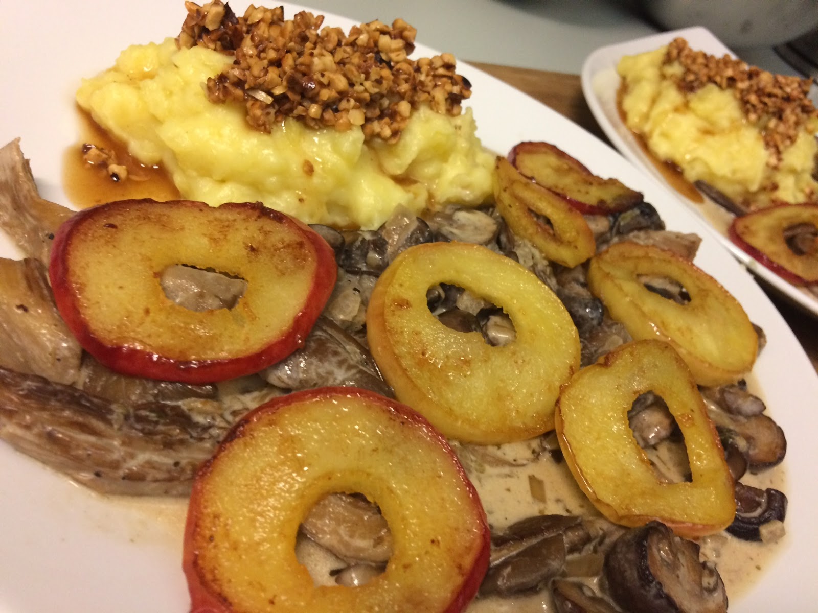 Pilz-Apfel-Pfanne mit Haselnuss-Stampf