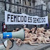 (video) MUJERES POSARON DESNUDAS FRENTE A LA CASA ROSADA: PIDIERON QUE SE DETENGA LA VIOLENCIA DE GÉNERO 