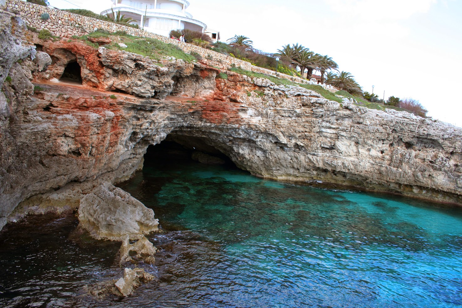 Es un lugar muy bonito ya que todo su fondo es de arena, característica