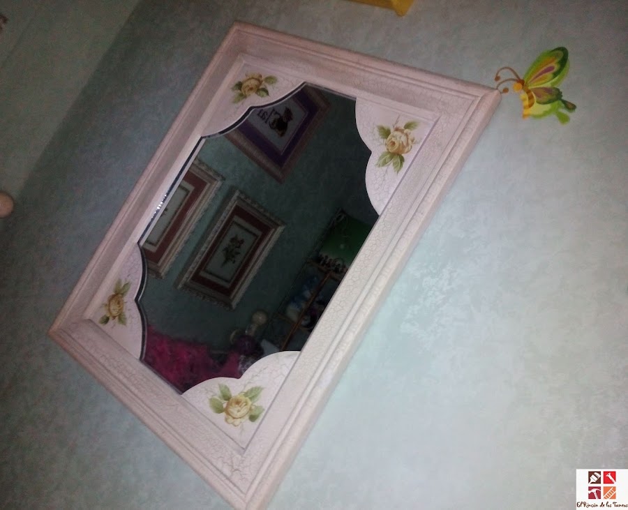 pared empapelada en verde menta