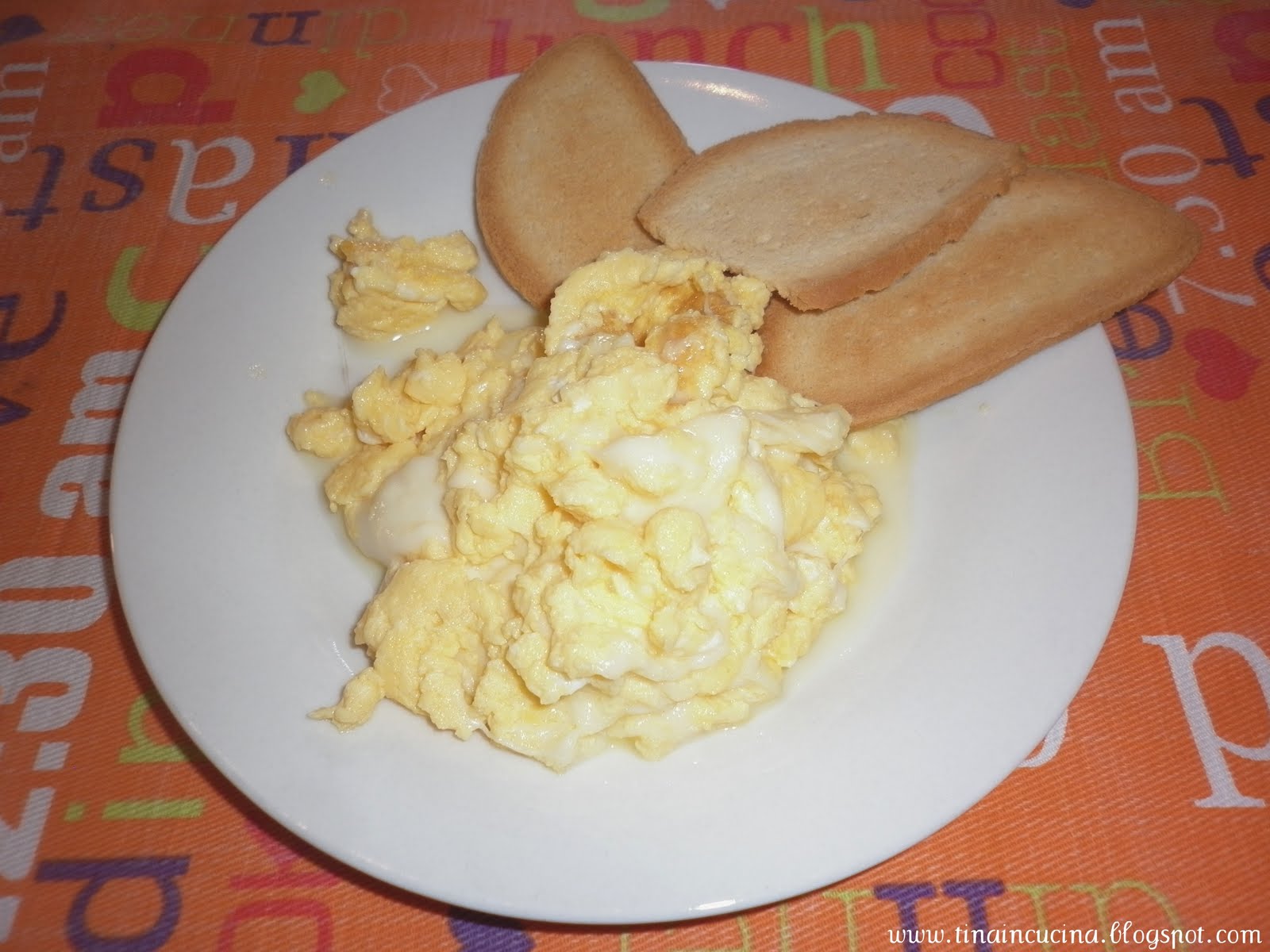 Tina in cucina UOVA STRAPAZZATE CON LA MOZZARELLA