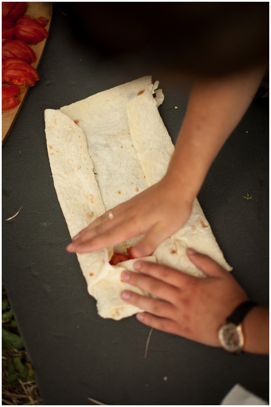 Как правильно сворачивать лаваш. Какзаварачиватьб шауриму. Заворачиваем шаурму в лаваш. Схема заворачивания шаурмы. Как завораживает шаурму.