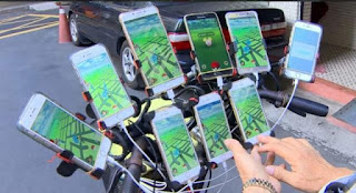 El hombre de 70 años que recorre la ciudad en bicicleta jugando Pokemon GO con 11 móviles inteligentes