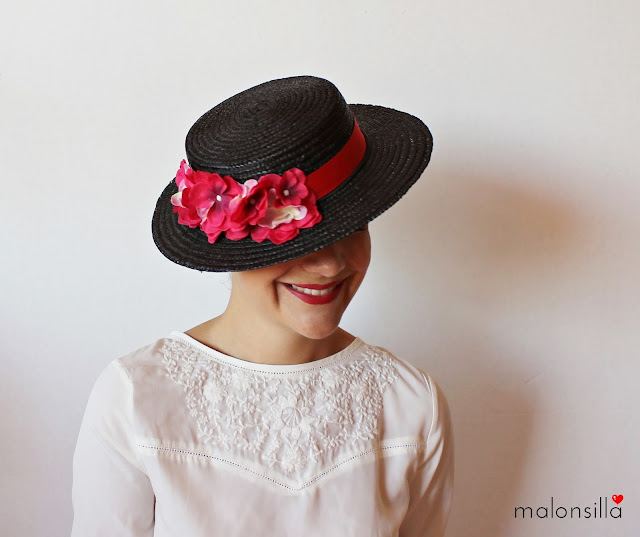 Sombrero canotier copa baja negro con cinta y flores en rojo desmontable diadema flores