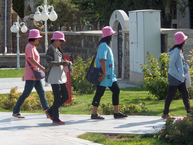 Четыре девушки в розовых панамах