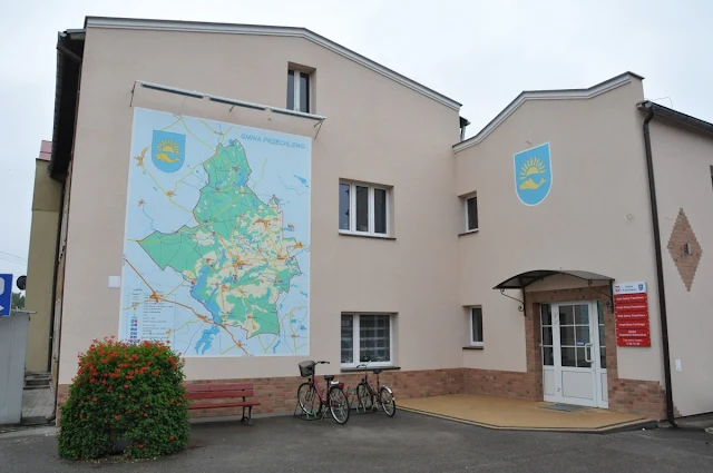 Malowanie mapy na elewacji zewnętrznej budynku gminy, logo na elewacji budynku malowane ręcznie