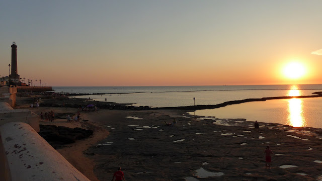Faro, corrales de pesca en Playa de las Canteras - Chipiona