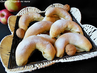 Cornuri fragede cu mere (de post)