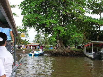 Muelle principal de Tortuguero, Tortuguero,Costa Rica, vuelta al mundo, round the world, La vuelta al mundo de Asun y Ricardo, mundoporlibre.com