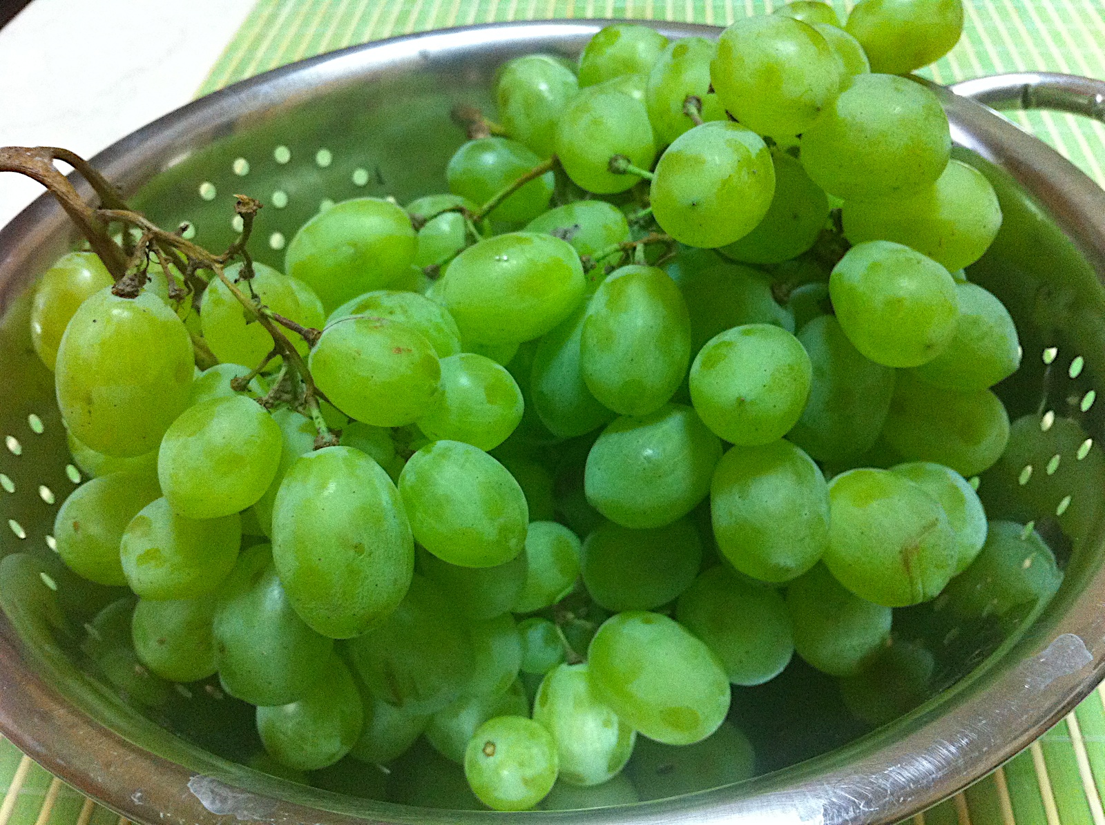 Виноград зеленый польза. Помыть виноград. Виноград зелёный стеклянный. Килограмм винограда. Виноград зеленый с глазом.
