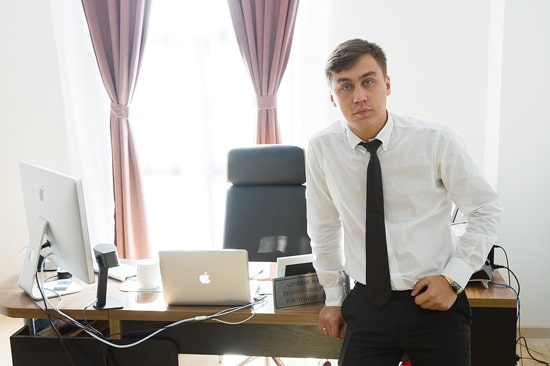 Дмитрий Портнягин в офисе