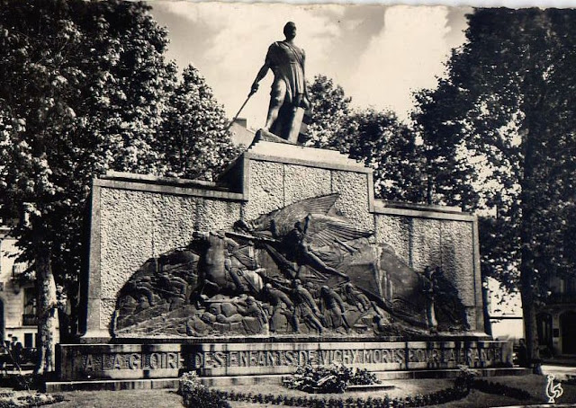 CPA monuments aux Morts de l'Allier, Vichy