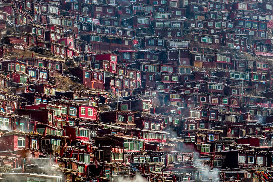I just love the sea of red houses - I Travelled To Sertar, A Place In China That Is Home To 40,000 Monks