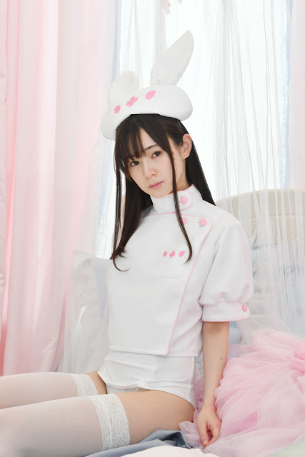 Kostum Hybrid Ini Menggabungkan 'Gadis Kelinci' dan 'Perawat', Lihat Fotonya!